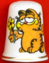 GARFIELD CON UNA FLOR